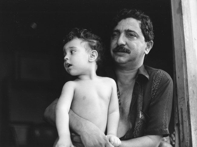 Chico Mendes dengan anaknya, Sandino. Foto diambil 5 minggu sebelum Chico dibunuh (Miranda Smith, November 1988), wikimedia CC